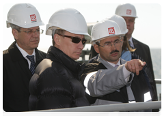 During a visit to Astrakhan, Prime Minister Vladimir Putin officially launched oil production at a fixed LUKoil platform in the Caspian Sea|28 april, 2010|19:54