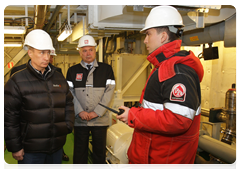 During a visit to Astrakhan, Prime Minister Vladimir Putin officially launched oil production at a fixed LUKoil platform in the Caspian Sea|28 april, 2010|19:55