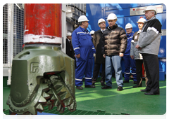 During a visit to Astrakhan, Prime Minister Vladimir Putin officially launched oil production at a fixed LUKoil platform in the Caspian Sea|28 april, 2010|19:55