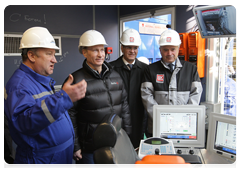 During a visit to Astrakhan, Prime Minister Vladimir Putin officially launched oil production at a fixed LUKoil platform in the Caspian Sea|28 april, 2010|19:55