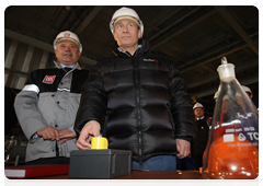 During a visit to Astrakhan, Prime Minister Vladimir Putin officially launched oil production at a fixed LUKoil platform in the Caspian Sea|28 april, 2010|19:55