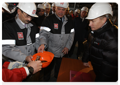 During a visit to Astrakhan, Prime Minister Vladimir Putin officially launched oil production at a fixed LUKoil platform in the Caspian Sea|28 april, 2010|19:55