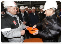 During a visit to Astrakhan, Prime Minister Vladimir Putin officially launched oil production at a fixed LUKoil platform in the Caspian Sea|28 april, 2010|19:55