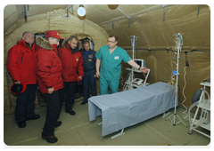 Putin visiting a hospital under the Emergencies Ministry deployed during joint exercises with the FSB Border Guard Service|29 april, 2010|10:32