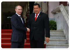 Prime Minister Vladimir Putin at the official welcome ceremony with Venezuelan President Hugo Chavez|2 april, 2010|00:12