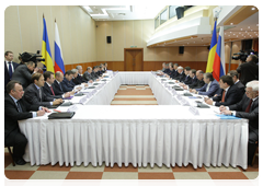 Prime Minister Vladimir Putin and Ukrainian Prime Minister Mykola Azarov at bilateral talks in Sochi|30 april, 2010|15:29