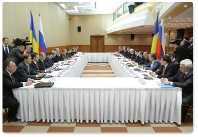 Prime Minister Vladimir Putin and Ukrainian Prime Minister Mykola Azarov hold bilateral talks in Sochi