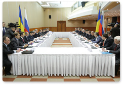 Prime Minister Vladimir Putin and Ukrainian Prime Minister Mykola Azarov hold bilateral talks in Sochi