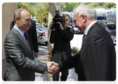 Prime Minister Vladimir Putin greeting Ukrainian Prime Minister Mykola Azarov in Sochi|30 april, 2010|15:32