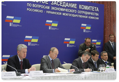 Prime Minister Vladimir Putin and Ukrainian Prime Minister Mykola Azarov speak at a meeting of the Economic Cooperation Committee under the Russian-Ukrainian Interstate Commission