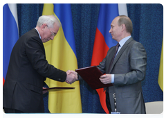 Prime Minister Vladimir Putin and his Ukrainian counterpart Mykola Azarov signing a protocol for the sixth meeting of the Committee for Economic Cooperation under the Russian-Ukrainian Interstate Commission following talks in Sochi|30 april, 2010|19:42