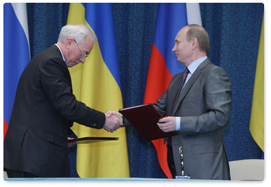 Prime Minister Vladimir Putin and his Ukrainian counterpart Mykola Azarov sign a protocol for the sixth meeting of the Committee for Economic Cooperation under the Russian-Ukrainian Interstate Commission following talks in Sochi