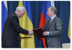 Prime Minister Vladimir Putin and his Ukrainian counterpart Mykola Azarov sign a protocol for the sixth meeting of the Committee for Economic Cooperation under the Russian-Ukrainian Interstate Commission following talks in Sochi