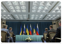 Prime Minister Vladimir Putin and Ukrainian Prime Minister Mykola Azarov speaking after a meeting of the Committee for Economic Cooperation|30 april, 2010|19:42