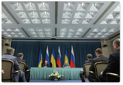 Prime Minister Vladimir Putin and Ukrainian Prime Minister Mykola Azarov summarise the results achieved by a meeting of the Committee for Economic Cooperation