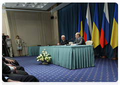 Prime Minister Vladimir Putin and Ukrainian Prime Minister Mykola Azarov speaking after a meeting of the Committee for Economic Cooperation|30 april, 2010|19:42