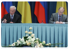 Prime Minister Vladimir Putin and his Ukrainian counterpart Mykola Azarov signing a protocol for the sixth meeting of the Committee for Economic Cooperation under the Russian-Ukrainian Interstate Commission following talks in Sochi|30 april, 2010|19:42