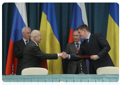 Prime Minister Vladimir Putin and his Ukrainian counterpart Mykola Azarov signing a protocol for the sixth meeting of the Committee for Economic Cooperation under the Russian-Ukrainian Interstate Commission following talks in Sochi|30 april, 2010|19:59