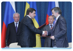 Prime Minister Vladimir Putin and his Ukrainian counterpart Mykola Azarov signing a protocol for the sixth meeting of the Committee for Economic Cooperation under the Russian-Ukrainian Interstate Commission following talks in Sochi|30 april, 2010|19:59