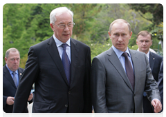 Prime Minister Vladimir Putin and Ukrainian Prime Minister Mykola Azarov after their joint news conference to summarise the results of a meeting of the Committee for Economic Cooperation|30 april, 2010|20:11