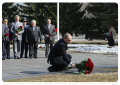 Prime Minister Vladimir Putin laying flowers at the Yury Gagarin memorial in Star City|6 april, 2010|17:26