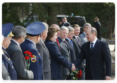 Prime Minister Vladimir Putin laying flowers at the Yury Gagarin memorial in Star City|6 april, 2010|17:26