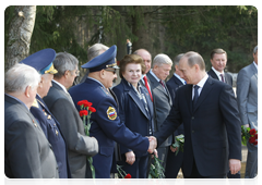 Prime Minister Vladimir Putin laying flowers at the Yury Gagarin memorial in Star City|6 april, 2010|17:26