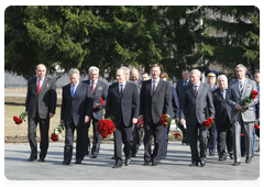 Prime Minister Vladimir Putin laying flowers at the Yury Gagarin memorial in Star City|6 april, 2010|17:26