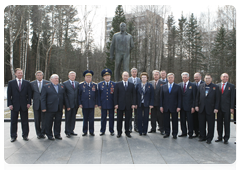 Prime Minister Vladimir Putin laying flowers at the Yury Gagarin memorial in Star City|6 april, 2010|17:26