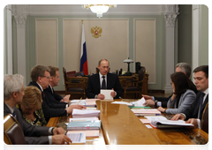 Prime Minister Vladimir Putin at a meeting to discuss the government’s long-term targeted programmes|6 april, 2010|22:16