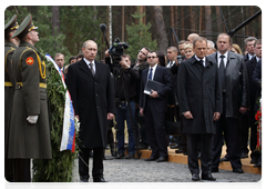 Prime Minister Vladimir Putin and Polish Prime Minister Donald Tusk visiting the Polish section of the Katyn memorial complex|7 april, 2010|17:01