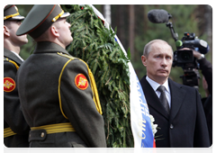 Prime Minister Vladimir Putin and Polish Prime Minister Donald Tusk visiting the Polish section of the Katyn memorial complex|7 april, 2010|17:01