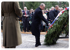 Prime Minister Vladimir Putin and Polish Prime Minister Donald Tusk visiting the Polish section of the Katyn memorial complex|7 april, 2010|17:01