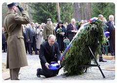 Prime Minister Vladimir Putin and Polish Prime Minister Donald Tusk visiting the Polish section of the Katyn memorial complex|7 april, 2010|17:01