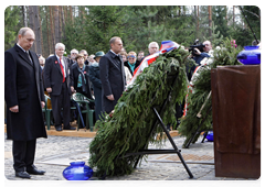 Prime Minister Vladimir Putin and Polish Prime Minister Donald Tusk visiting the Polish section of the Katyn memorial complex|7 april, 2010|17:51