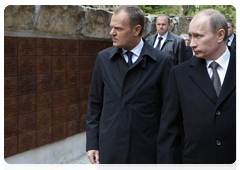 Prime Minister Vladimir Putin and Polish Prime Minister Donald Tusk visiting the Polish section of the Katyn memorial complex|7 april, 2010|17:51