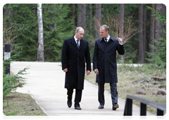 Prime Minister Vladimir Putin and Polish Prime Minister Donald Tusk visiting the Russian section of the Katyn memorial complex|7 april, 2010|18:14