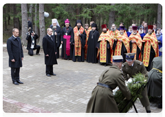 Prime Minister Vladimir Putin and Polish Prime Minister Donald Tusk visiting the Russian section of the Katyn memorial complex|7 april, 2010|18:15