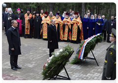 Prime Minister Vladimir Putin and Polish Prime Minister Donald Tusk visiting the Russian section of the Katyn memorial complex|7 april, 2010|18:15