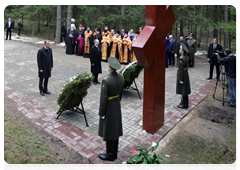 Prime Minister Vladimir Putin and Polish Prime Minister Donald Tusk visiting the Russian section of the Katyn memorial complex|7 april, 2010|18:15