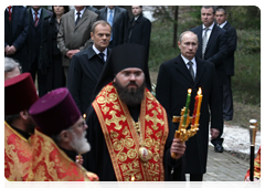 Prime Minister Vladimir Putin and Polish Prime Minister Donald Tusk visiting the Russian section of the Katyn memorial complex|7 april, 2010|18:15