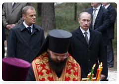 Prime Minister Vladimir Putin and Polish Prime Minister Donald Tusk visiting the Russian section of the Katyn memorial complex|7 april, 2010|18:16