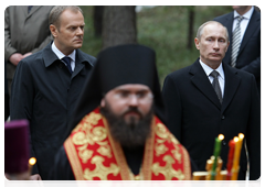 Prime Minister Vladimir Putin and Polish Prime Minister Donald Tusk visiting the Russian section of the Katyn memorial complex|7 april, 2010|18:16