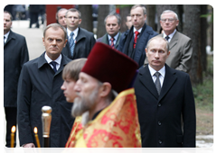 Prime Minister Vladimir Putin and Polish Prime Minister Donald Tusk visiting the Russian section of the Katyn memorial complex|7 april, 2010|18:16