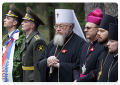 Prime Minister Vladimir Putin and Polish Prime Minister Donald Tusk visiting the Russian section of the Katyn memorial complex|7 april, 2010|18:16