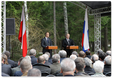 Prime Minister Vladimir Putin and his Polish counterpart Donald Tusk take part in a commemorative ceremony at Katyn Memorial