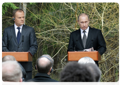 Председатель Правительства Российской Федерации В.В.Путин совместно с Премьер-министром Польши Д.Туском принял участие в памятной церемонии в мемориальном комплексе «Катынь»|7 апреля, 2010|19:23