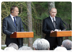 Председатель Правительства Российской Федерации В.В.Путин совместно с Премьер-министром Польши Д.Туском принял участие в памятной церемонии в мемориальном комплексе «Катынь»|7 апреля, 2010|19:24