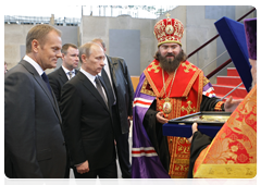 Prime Minister Vladimir Putin and Polish Prime Minister Donald Tusk at the cornerstone dedication ceremony for the Church of the Resurrection of Christ|7 april, 2010|19:35