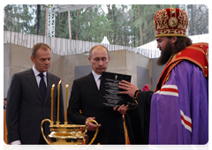 Prime Minister Vladimir Putin and Polish Prime Minister Donald Tusk at the cornerstone dedication ceremony for the Church of the Resurrection of Christ|7 april, 2010|19:46